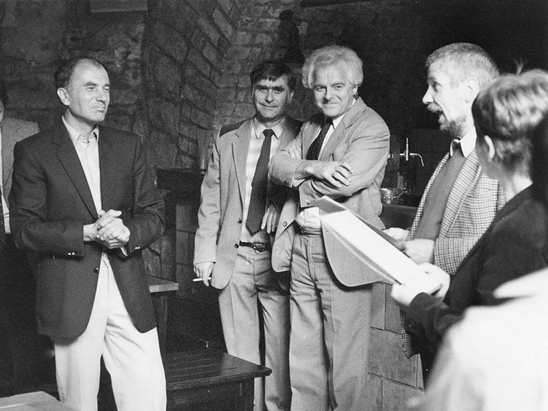 30. September 1985, Leipzig, Moritzbastei, Feier zum 50. Geburtstag von Klaus Schuhmann (v.l.n.r.) Klaus Schuhmann, Walfried Hartinger, Roland Opitz, Michael Hametner, Christel Hartinger (Foto: Ralf Schuhmann)